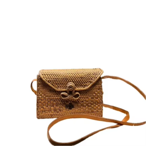 Lombok Mini Rattan Crossbody Handwoven Ata Clutch Bag con correa de cuero y cierre de nudo tradicional Producto artesanal de mimbre - Product Image 1