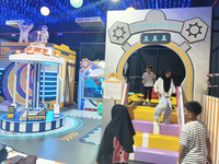 Structure de jeu intérieure sur le thème de l'espace, équipement de jeu souple personnalisé pour enfants avec toboggan et tunnel d'amusement