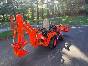 Tractor Compacto Kubota BX23S 4x4 de 23 HP del 2020 con Cargador, Retroexcavadora y Plataforma de Corte de 60 Pulgadas - 342 Horas - Product Image 3