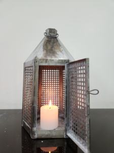 Lanterne en métal élégante avec support de pilier fait à la main de qualité fiable pour la décoration d'entrée pour la fête à la maison ou l'utilisation de bougies - Product Image 2