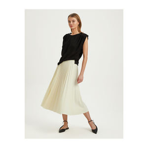 T-shirt en coton pour femme BGN avec coupe décontractée et détails d'épaulettes Fabriqué en Turquie - Product Image 2