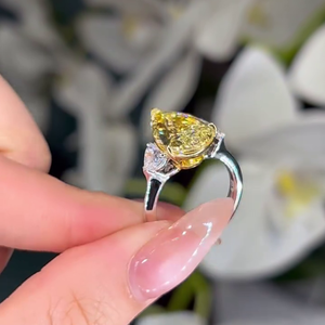 Anillo de Diamantes con Engaste Catedral de Dos Tonos con 6.00ct de Diamantes de Laboratorio (Fancy Yellow VVS-VS) - Product Image 6