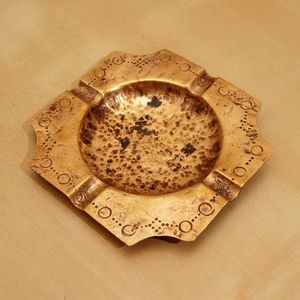 Cenicero de latón exclusivo para coleccionistas con grabado a mano detallado y acabado antiguo perfecto para vitrina - Product Image 1