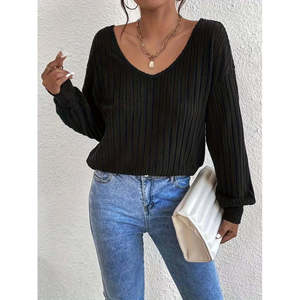Blusa de mujer de manga larga con cuello en V, espalda con ventana y detalles de encaje, acanalada gruesa, 19772 - Negra - Product Image 2