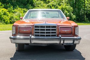 Ford Thunderbird 1979 d'occasion en excellent état, sans réserve, moteur V8 de 302 pouces cubes, couleur orange brûlé, toit en vinyle deux pièces - Product Image 1