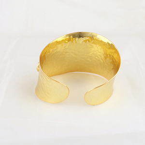 Brazalete de Mujer Chapado en Oro de 18k con Turquesa Verde Mohave y Perla de Agua Dulce, Brazalete Ajustable de Latón Sólido - Product Image 6