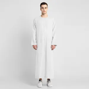 ثوب أبيض عصري بأحدث طراز: نسيج ناعم ومنسوج وتصميم طويل وأنيق مع جيوب وأزرار إغلاق