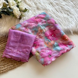 Sari en soie Tebby léger VASTRA COTTAGE avec imprimé floral numérique, paillettes et travail de diamants avec un chemisier assorti à paillettes - Product Image 6