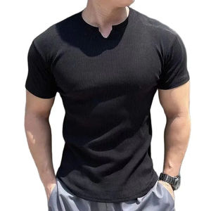 Camiseta de verano a la moda con cuello en V para hombre, camiseta negra de manga corta informal con rayas verticales y parte inferior a la moda - Product Image 4