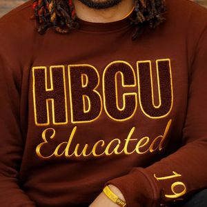 Hbcu iota เสื้อสเวตเตอร์ผ้ากำมะหยี่ที่ได้รับการศึกษามีตัวอักษรปักด้วยตัวอักษรสีน้ำตาลและสีทองผ้าฝ้ายผสมกับเสื้อผ้าแนวกรีกทั้งเก้า - Product Image 3