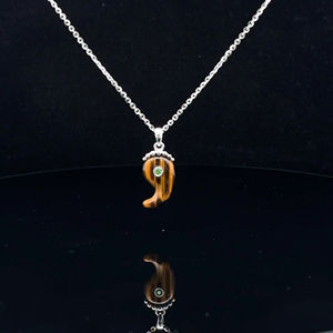 จี้เงินแท้ 925 รูปหยินมาการัตตะมะ |   ไทเกอร์อายธรรมชาติและทซาโวไรต์ |   เครื่องประดับสัญลักษณ์แบบกำหนดเองของ OEM |   ขั้นต่ำ 1 ชิ้น - Product Image 1