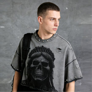 T-shirts gris délavés pour hommes, coupe ample, imprimés graphiques, ourlet vieilli, détails rivets, style streetwear décontracté rétro punk - Product Image 1