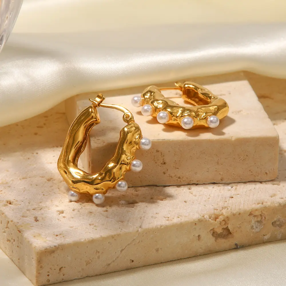 Orecchini a cerchio irregolari placcati in oro di alta qualità orecchini circondati di perle per gioielli moda donna