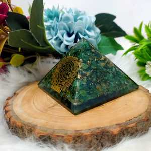 Pyramide d'orgone en aventurine verte faite à la main avec protection EMF Shri Yantra et générateur d'énergie de guérison Chakra pour la décoration intérieure - Product Image 2