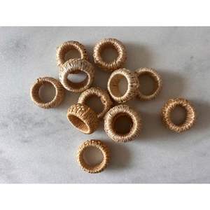 Derniers anneaux de serviette en rotin de forme ronde de qualité supérieure pour les fêtes de mariage et les décorations de table de restaurant - Product Image 1