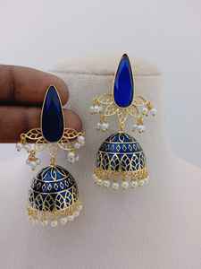 Blossom Jhumka Juego de pendientes colgantes Piedra en forma de lágrima Suave brillante en marco de bisel dorado Diseño personalizable Producto a granel hecho de latón - Product Image 5