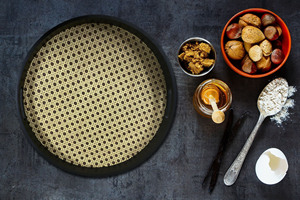 Plateau de service bohème en rotin avec cadre en bois noir | Organisateur de rotin de plateau de café de boissons de petit déjeuner tissé rond moderne - Product Image 6