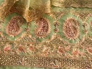 Costumes indiens de créateur modernes non cousus brodés à la main pour femmes pour les fêtes de style traditionnel - Product Image 3