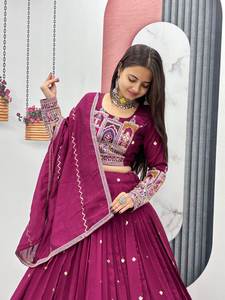Impresionante tradicional Color granate Pure Vichitra Silk Lehenga Choli con trabajo de bordado pesado para Navratri y ropa festiva - Product Image 2