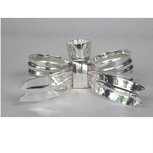 Portavelas de metal color plata, lujosos y hermosos, ideales para interiores imponentes y rincones acogedores. - Product Image 6