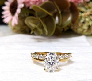 Anillo de Compromiso y Aniversario de Boda de Oro Amarillo de 14K con Diamante Ovalado de 2.50 Ct Cultivado en Laboratorio, Certificado por IGI, Estilo Vintage, para Mujer - Product Image 1