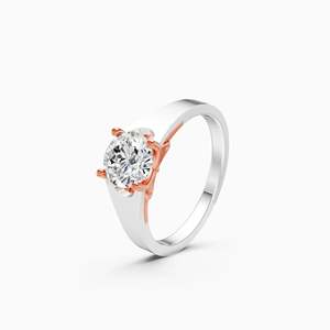 Anillo Solitario de Diamante Cultivado en Laboratorio Forever Round de Dos Tonos, 1.0 Ct, en Oro Amarillo, Blanco y Rosa de 9K - Product Image 2