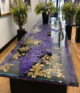 Longue table en résine avec un motif dramatique de fleurs violettes et dorées. Déclaration de luxe. Disponible aux prix de gros - Product Image 1