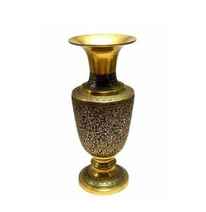 Jarrón de Metal Dorado Modesto con Diseño Grabado, Adecuado para Exhibición en Boutiques y Esquinas de Habitaciones, Venta al por Mayor desde India - Product Image 2
