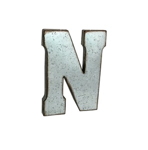Lettre N décorative et suspendue murale Décoration murale en métal galvanisé Art mural galvanisé pour l'usage de bureau Alphabets - Product Image 1