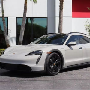 Vente de Taycan 4S Cross Turismo EV Wagon AWD 562 ch 2022, avec packs Premium et Sport Chrono, d'occasion, à vendre AE - Product Image 1