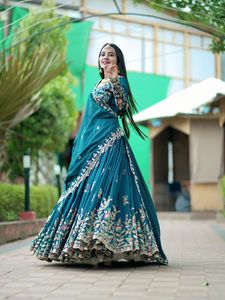 Venta al por mayor acabado superior elegante madre-hija Combo Lehenga Choli con bordado de codificación de hilo de trabajo para ocasiones especiales - Product Image 6