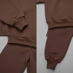 Ensemble de survêtement pour femme marron moka, silhouette structurée, pantalon de jogging ajusté, chevilles serrées, sweat à capuche surdimensionné arrondi, short à deux genoux - Product Image 6