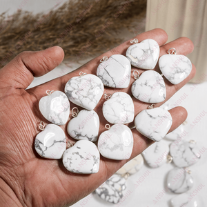 Pendentifs en howlite en forme de cœur, bijoux faits à la main, élégants, romantiques, de qualité supérieure, unisexes, cadeau de mariage - Product Image 1