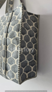 Sac fourre-tout matelassé en coton gris fait à la main Sac à bandoulière écologique pour les achats quotidiens Fermeture ouverte pour le marché de la plage - Product Image 4