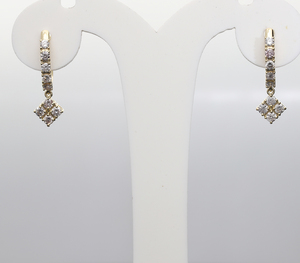Élégantes boucles d'oreilles créoles en or jaune 14 carats plaqué rhodium, design élégant à pendentif, avec grappe de diamants naturels taille brillant, classiques - Product Image 2