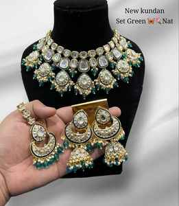 Ensemble de collier Kundan plaqué or hautement artisanal avec boucles d'oreilles Jhumka, perles vertes, bijoux indiens de mariage et de fête, imitation - Product Image 2