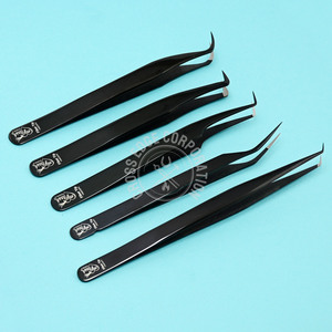 Pince à épiler d'isolation légère de qualité supérieure avec pince à épiler d'extension de cils à pointe en fibre Logo personnalisé Pince à épiler noire antidérapante à 90 degrés - Product Image 1