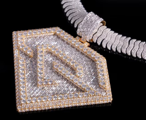 Colgante Escudo de Superman con Moissanita de 25 Quilates y Cadena Cubana, Joyería Hip Hop de Lujo en Acabado Dorado y Blanco - Product Image 1
