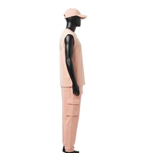 Conjunto de dos piezas para hombre: camiseta sin mangas de algodón de alta calidad en tono melocotón y pantalón cargo jogger con logo bordado. - Product Image 3