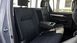 Clean TOYO_TA HILUX DC 2.4L 4X4 2022 Pickup Track d'occasion - Product Image 5