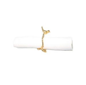 Anneau de serviette oiseau volant Unique, anneau de serviette décoratif d'hiver fleur douce anneaux de serviette en métal doré pour mariage fabriqué en inde pour l'exportation - Product Image 1