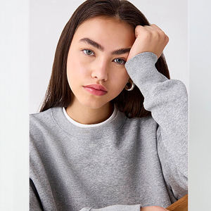 Sweat à capuche oversize vintage pour femme avec logo frontal – Polaire confortable anti-boulochage avec détails zippés et épaules tombantes pour le loungewear - Product Image 6