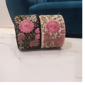 Rubans et lacets brodés à la machine sur mesure dans divers modèles pour robes de mariée dans des couleurs vives dans un design floral - Product Image 1