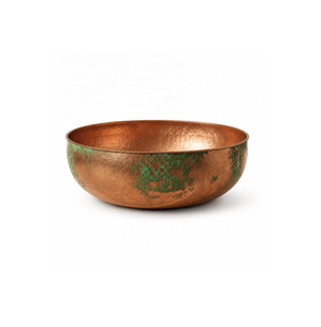 Bassin de pédicure artisanal en cuivre martelé avec patine verte, pour spa, bain de pieds de luxe, système de jets sans tuyauterie, durable - Product Image 1
