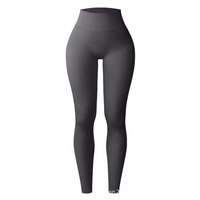 Leggings de tejido sin costuras que combinan cincuenta por ciento poliamida, treinta y ocho por ciento poliéster y once por ciento elastano, con pierna ajustada y cintura alta.