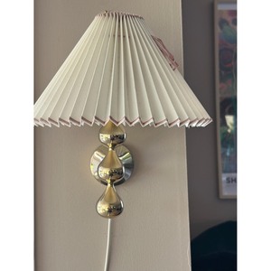 การผสมผสานระหว่างความแข็งแกร่งของโลหะและความโปร่งใสของพลาสติกทำให้ไฟเหล่านี้เหมาะสำหรับการใช้งานภายในทั้งด้านความทนทานและด้านความสวยงามที่ประณีต - Product Image 5