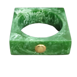 Bracelet en résine marbrée vert émeraude carré contemporain et écologique, épais, géométrique, en acrylique, avec détail clouté doré - Product Image 2