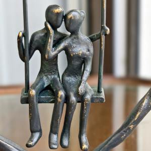 Una escultura de pareja bien colocada puede crear un punto focal en una sala de estar, lo que provoca conversación y admiración. - Product Image 1