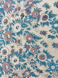 Tela de Algodón Estampada a Mano con Bloques Florales Azules sobre Base de Marfil |   Textil Botánico Tradicional de la India - Product Image 2