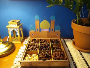 Plateau de Ramadan à colonnes de style mosquée avec un design islamique élégant, parfait pour l'iftar, les dattes, les bonbons, le thé et la décoration de table festive - Product Image 2